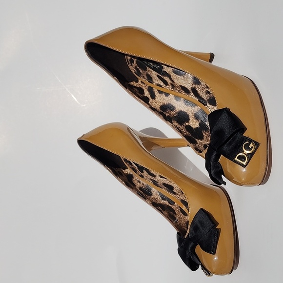 Authentic Dolce & Gabbana Mustard Patent leather with black bow heels. Size 40 - Picture 1 of 11